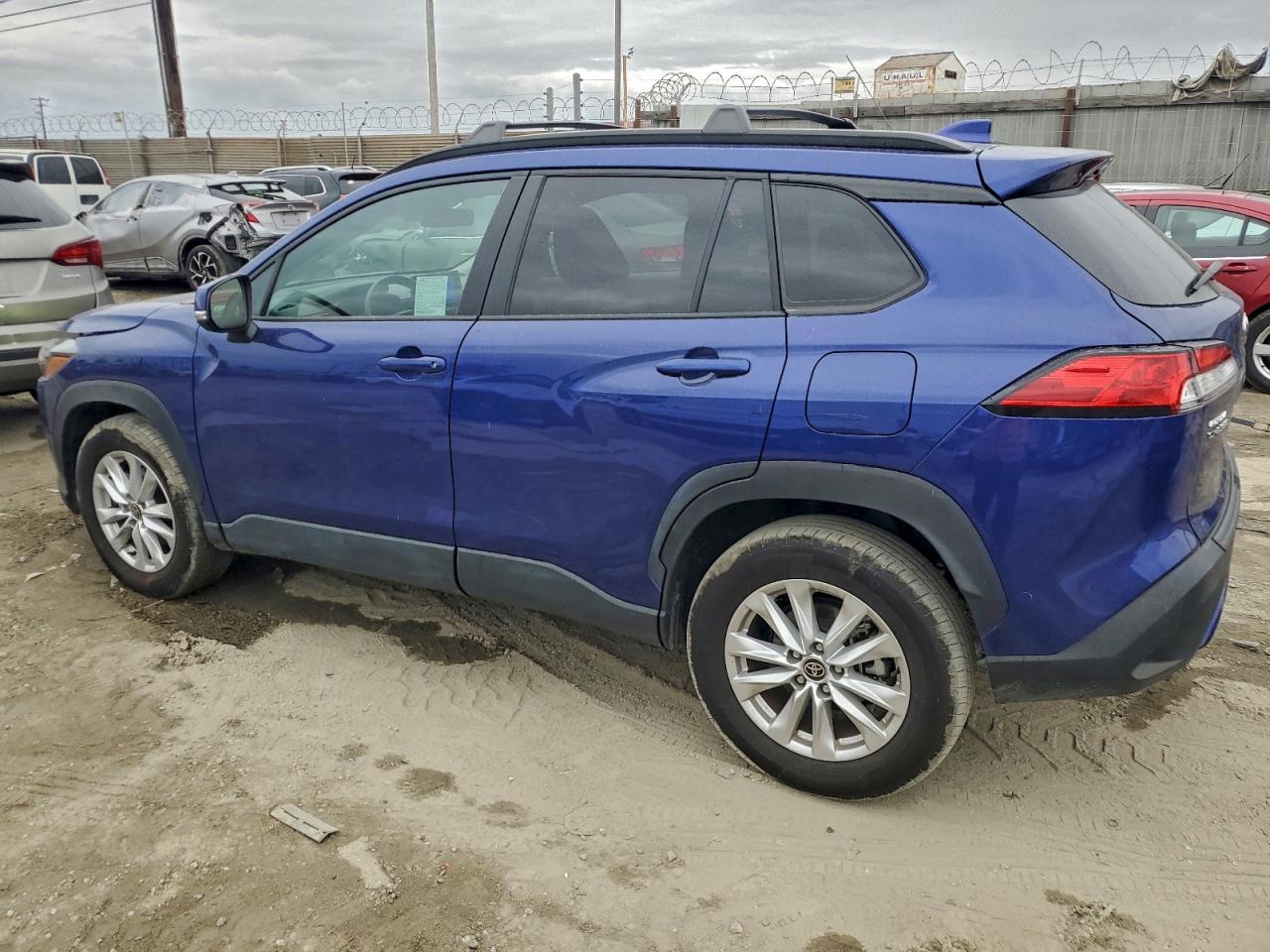 2023 TOYOTA COROLLA CROSS LE photo 2