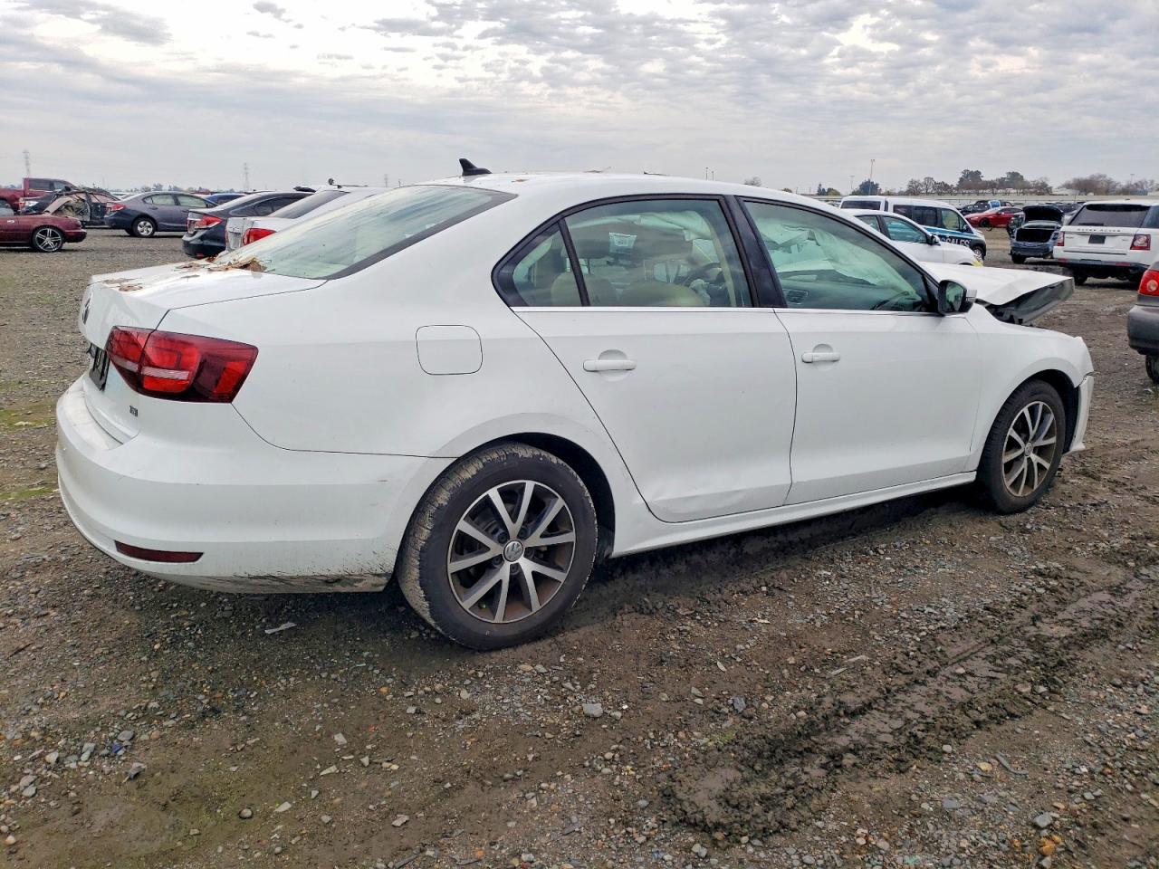 2018 VOLKSWAGEN JETTA SE photo 3