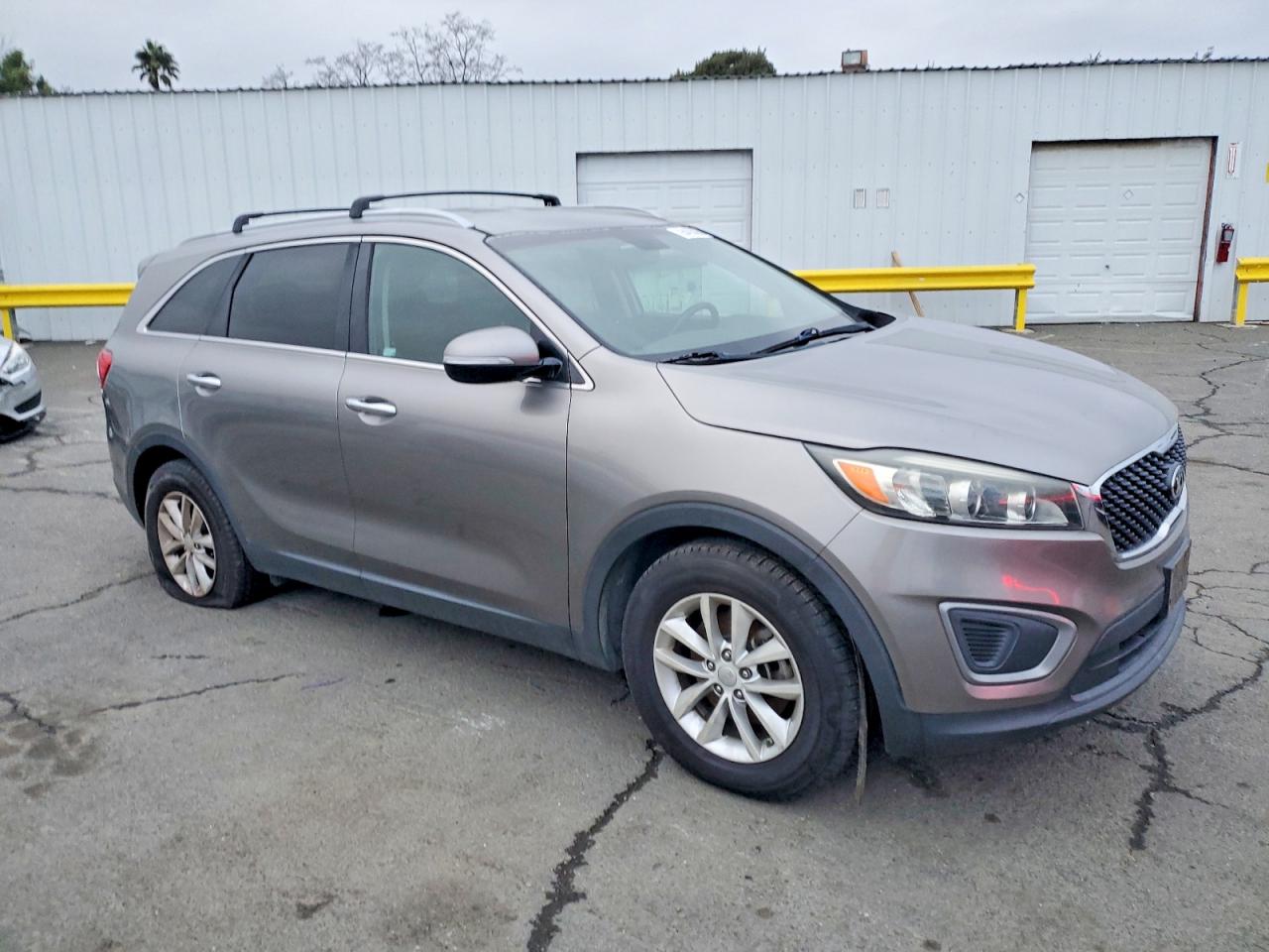 2016 KIA SORENTO LX photo 4