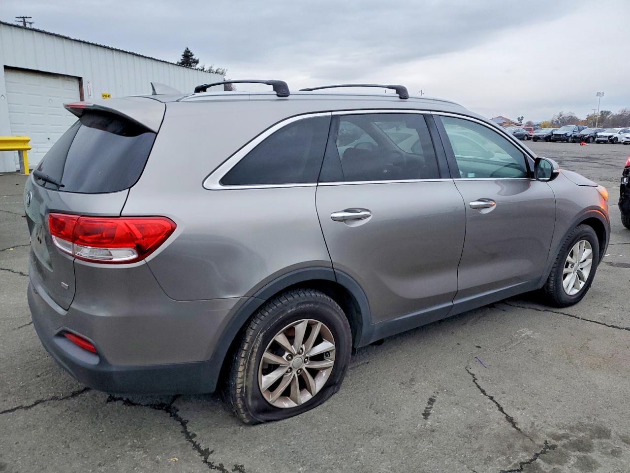2016 KIA SORENTO LX photo 3