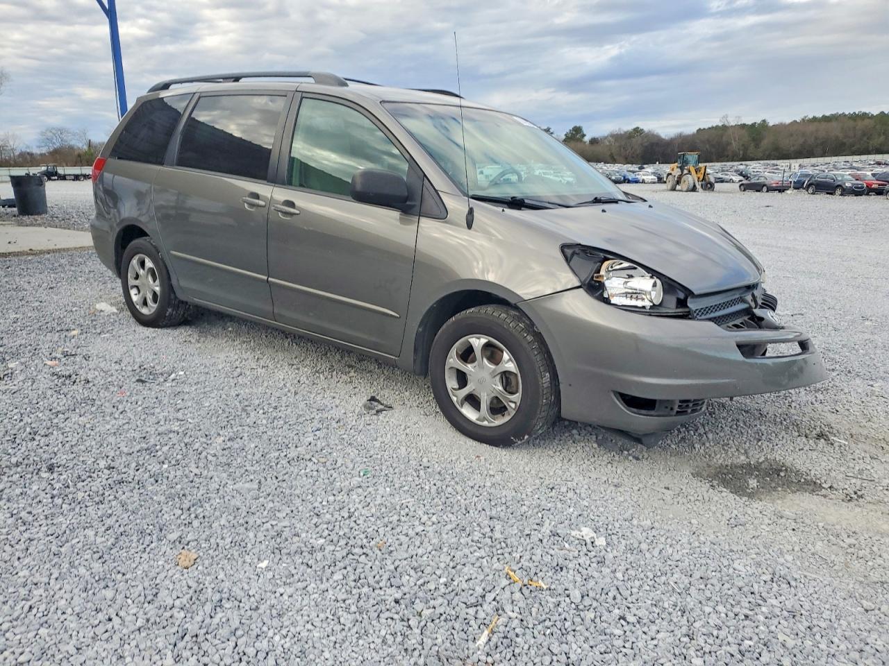 2004 TOYOTA SIENNA CE photo 4