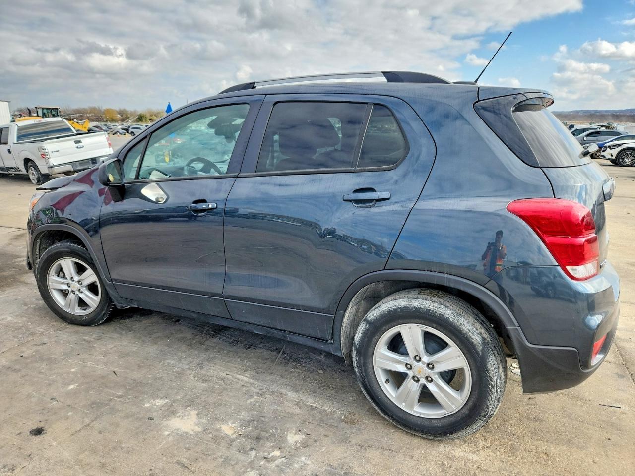 2021 CHEVROLET TRAX 1LT photo 2