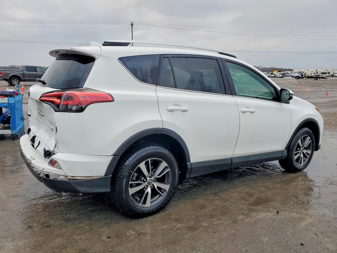 2016 TOYOTA RAV4 XLE photo 3