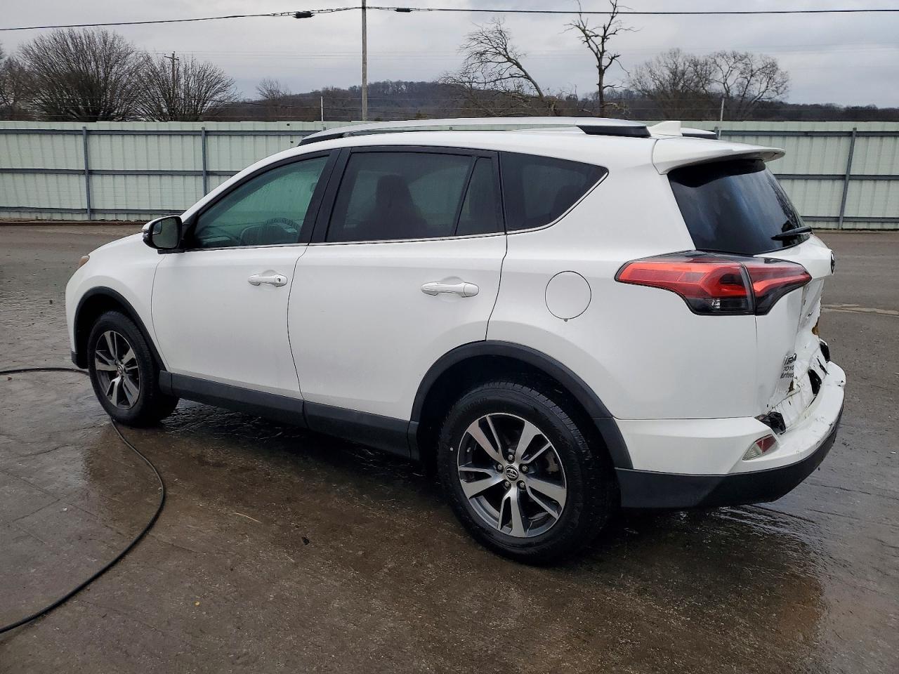 2016 TOYOTA RAV4 XLE photo 2