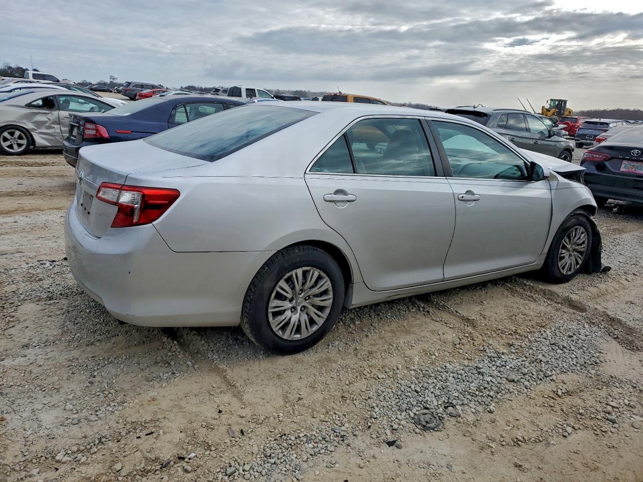 2014 TOYOTA CAMRY L photo 3