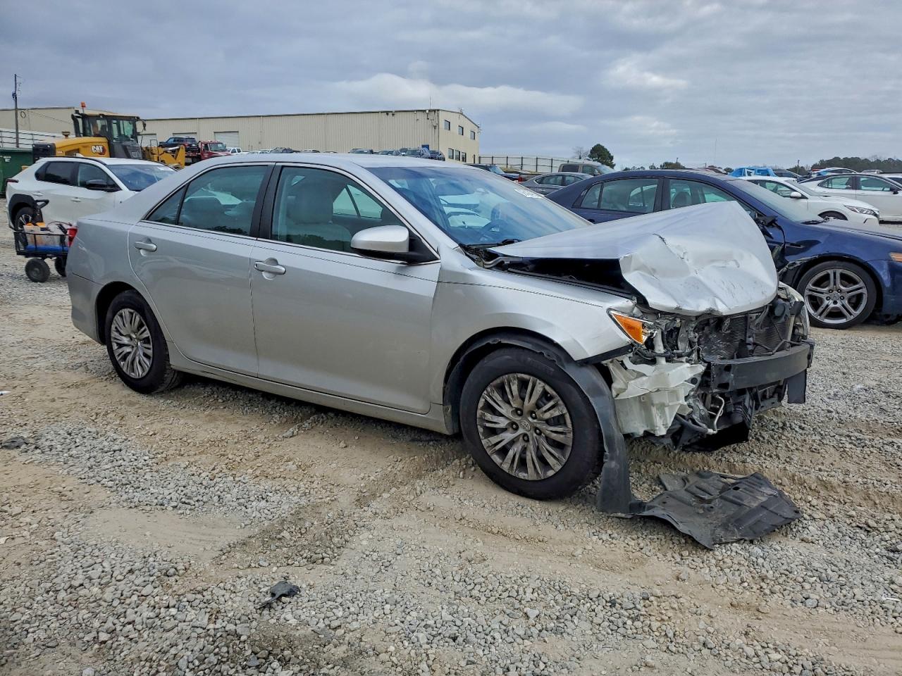 2014 TOYOTA CAMRY L photo 4