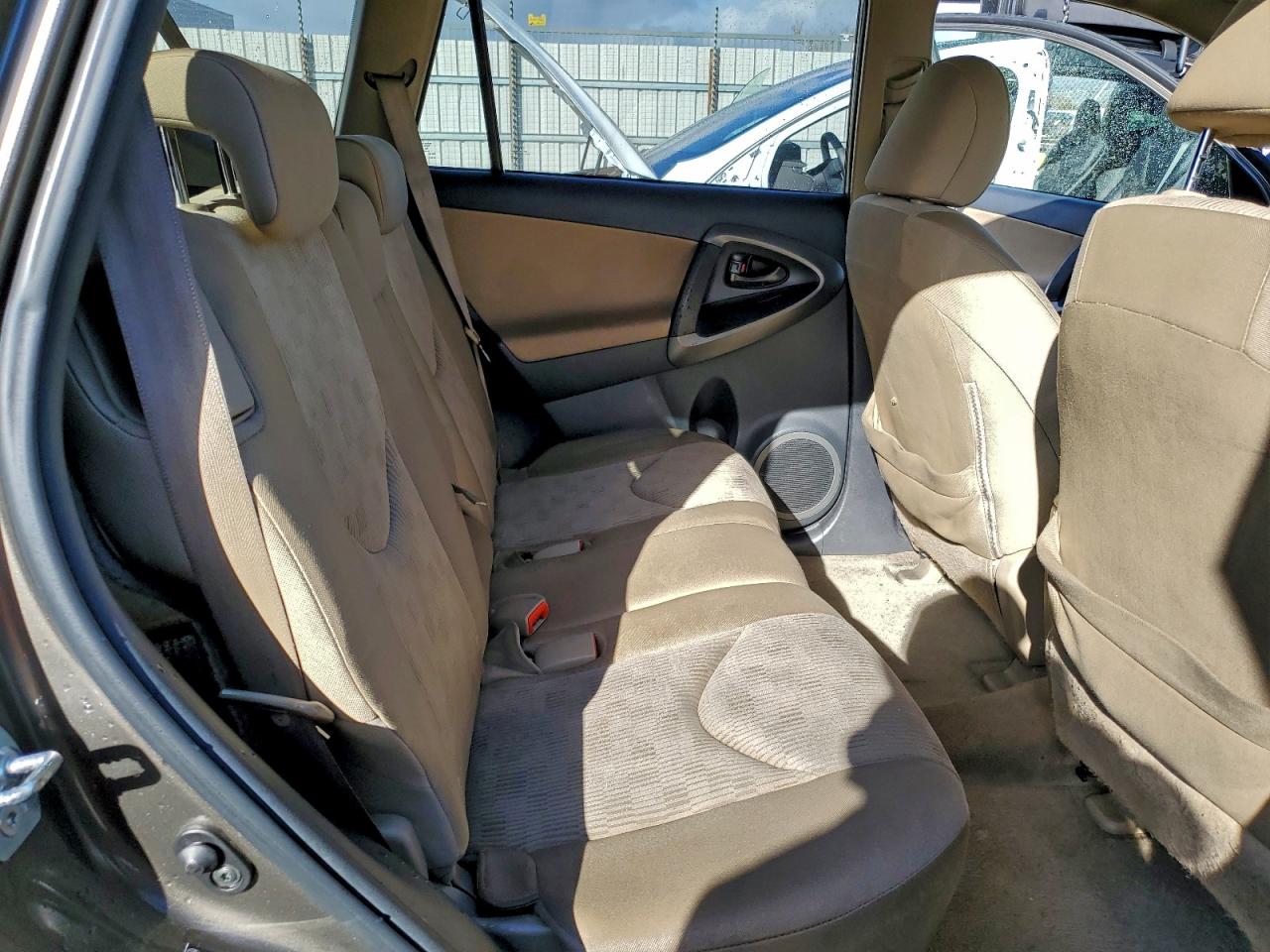 2011 TOYOTA RAV4 photo 11
