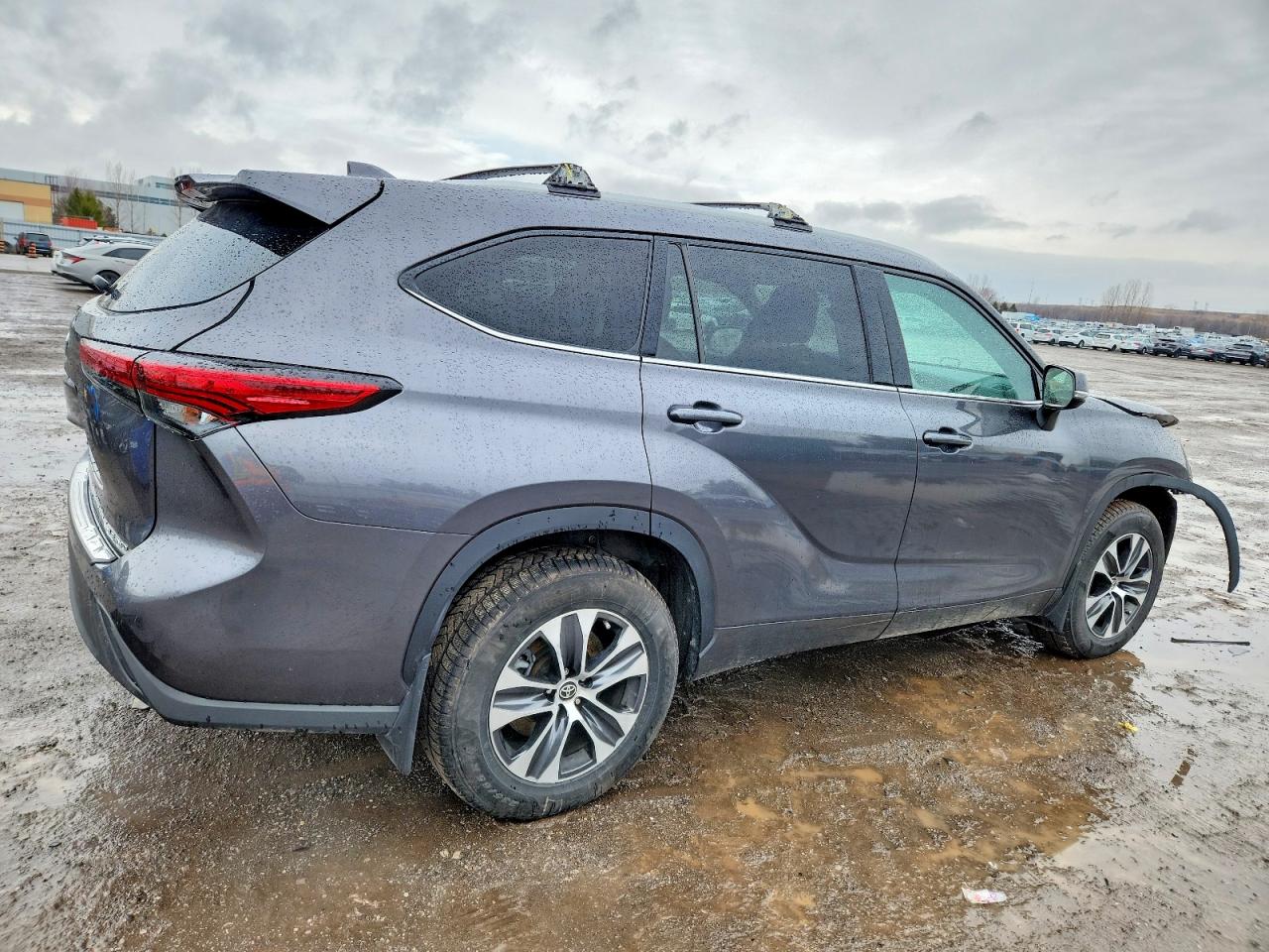 2022 TOYOTA HIGHLANDER XLE photo 3