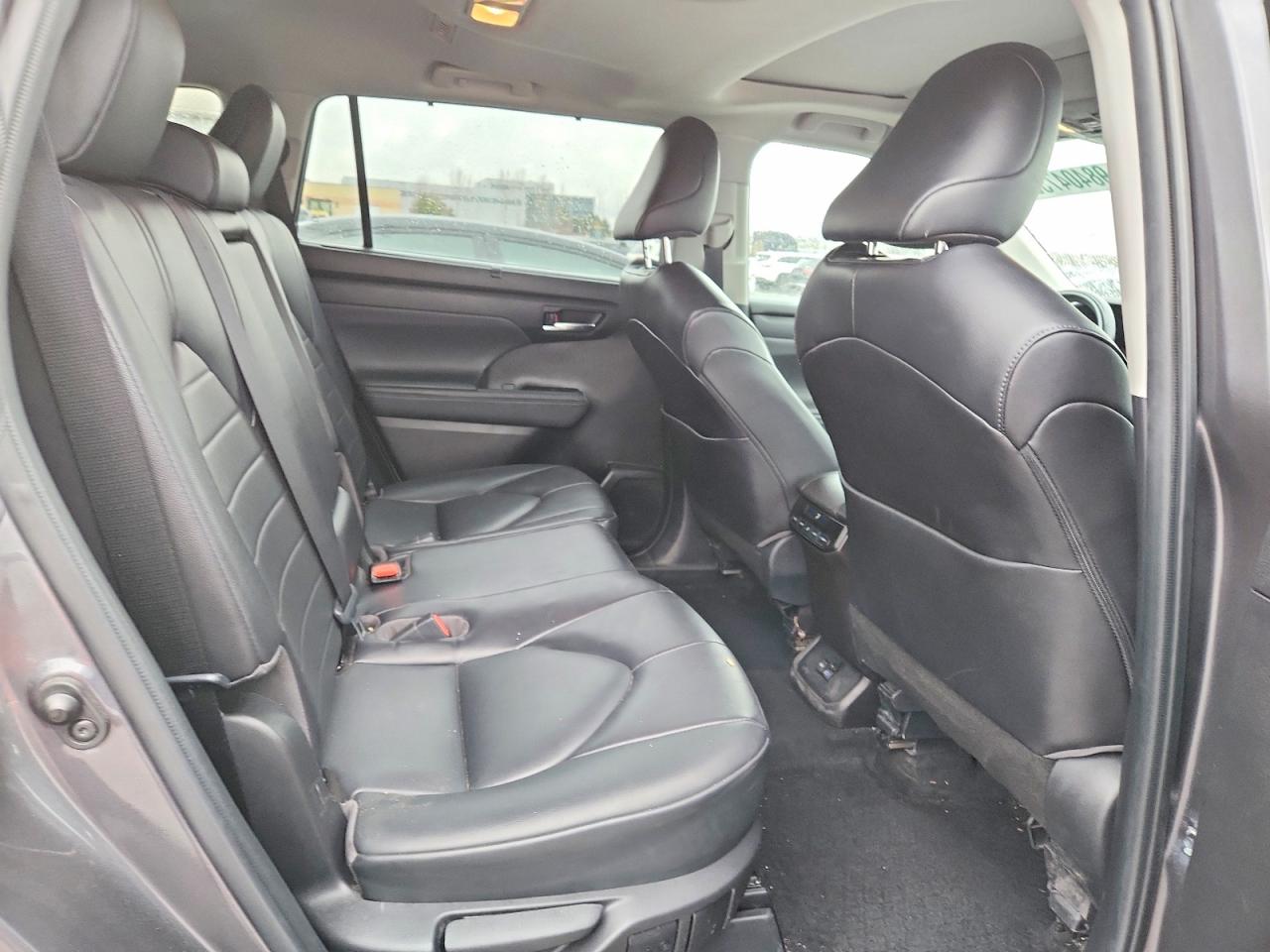 2022 TOYOTA HIGHLANDER XLE photo 11