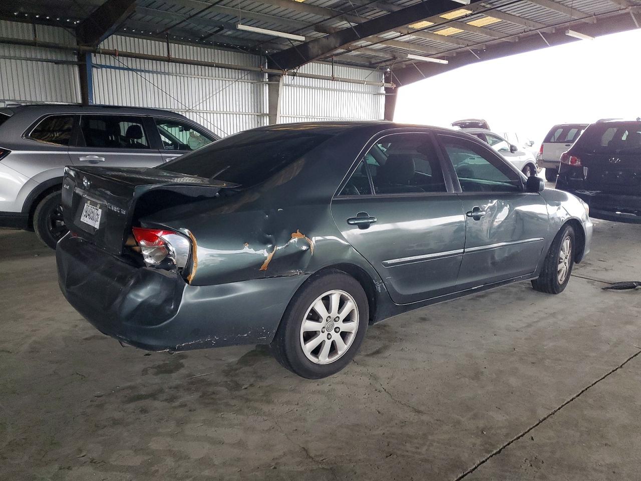 2004 TOYOTA CAMRY LE photo 3