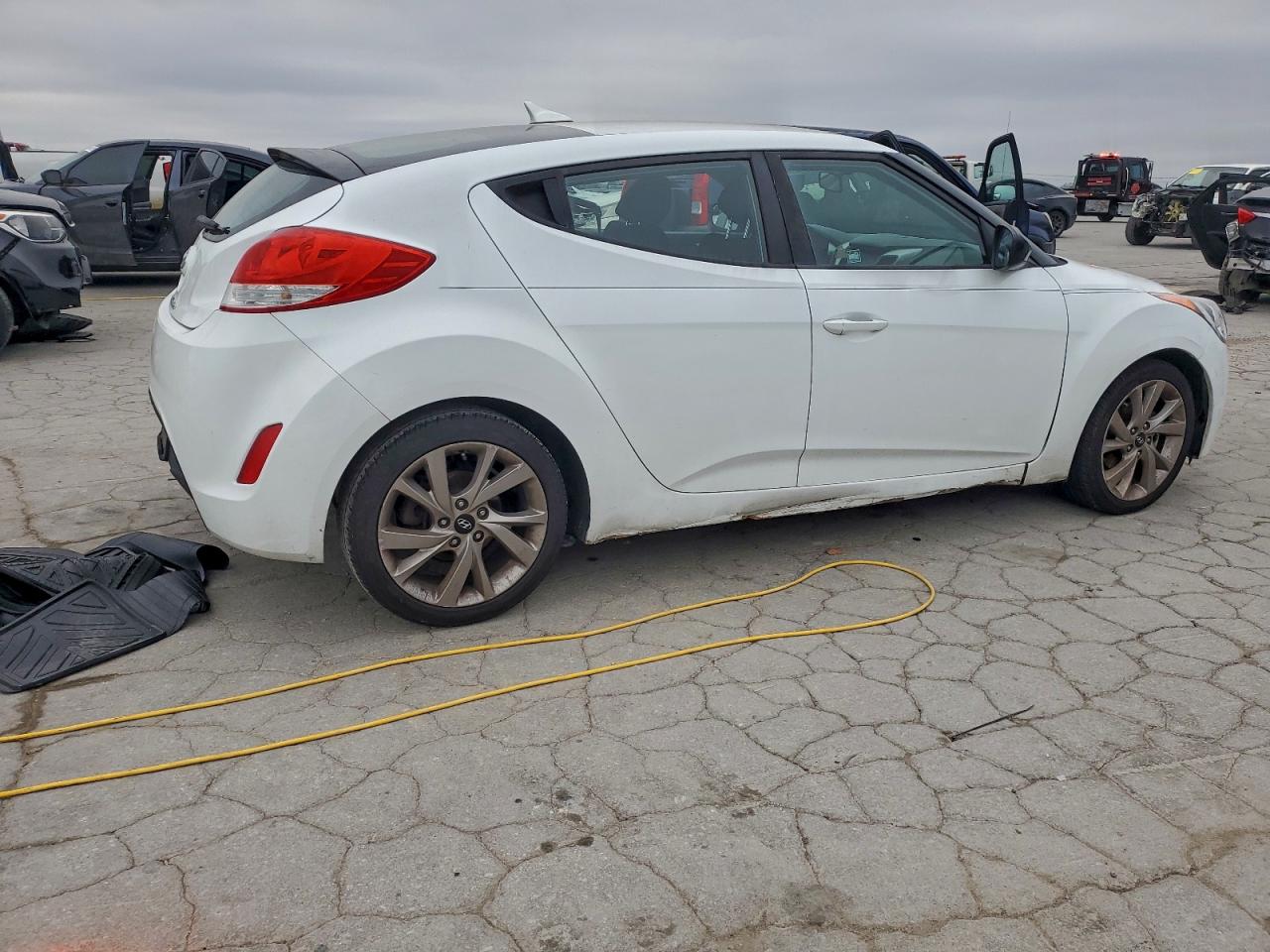 2017 HYUNDAI VELOSTER photo 3