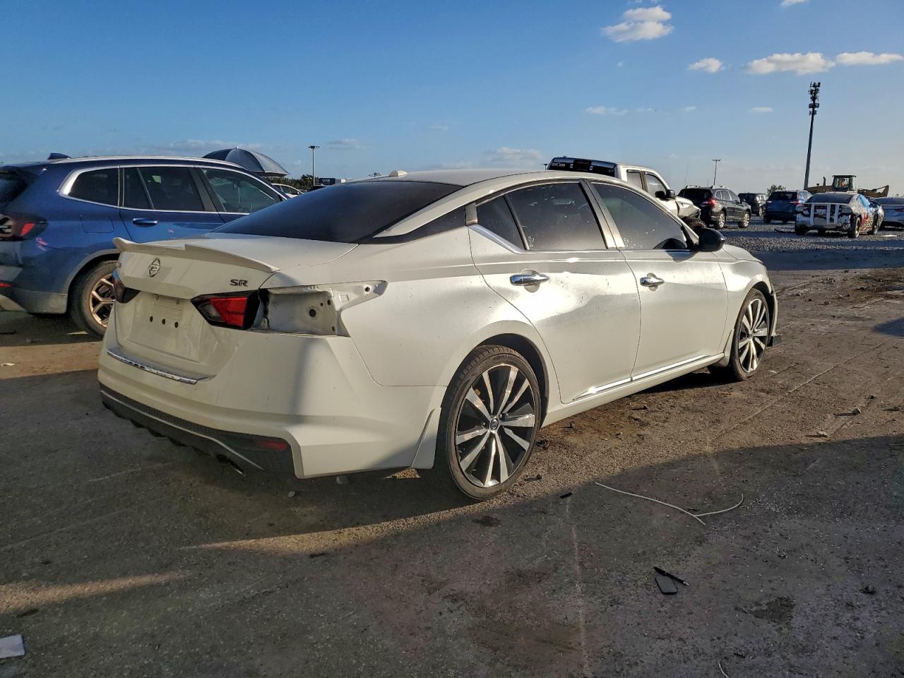 2019 NISSAN ALTIMA SR photo 3