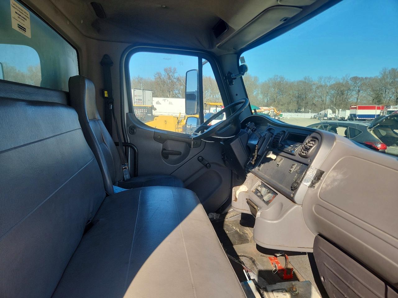 2011 FREIGHTLINER M2 106 MEDIUM DUTY photo 5
