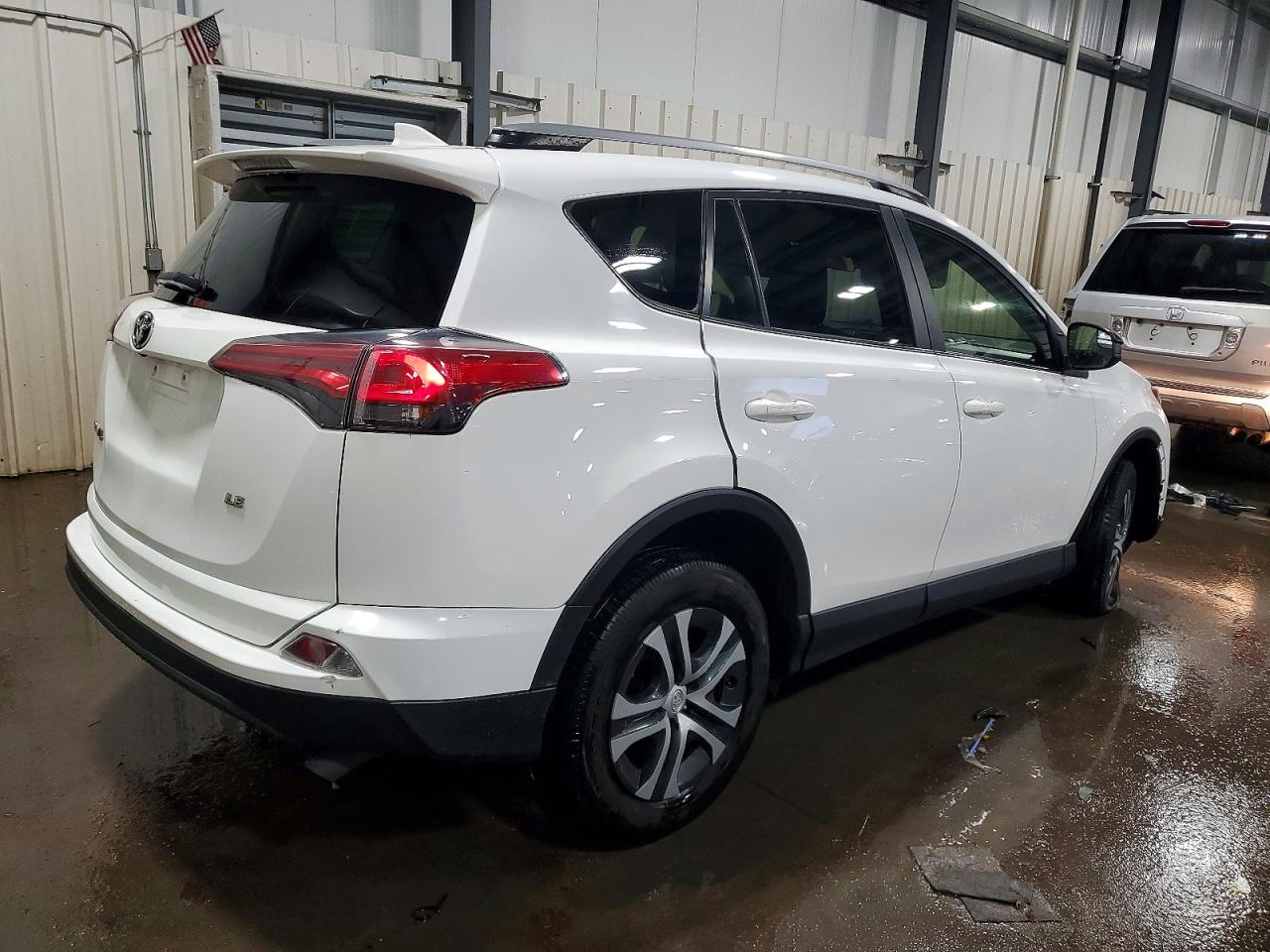 2018 TOYOTA RAV4 LE photo 3