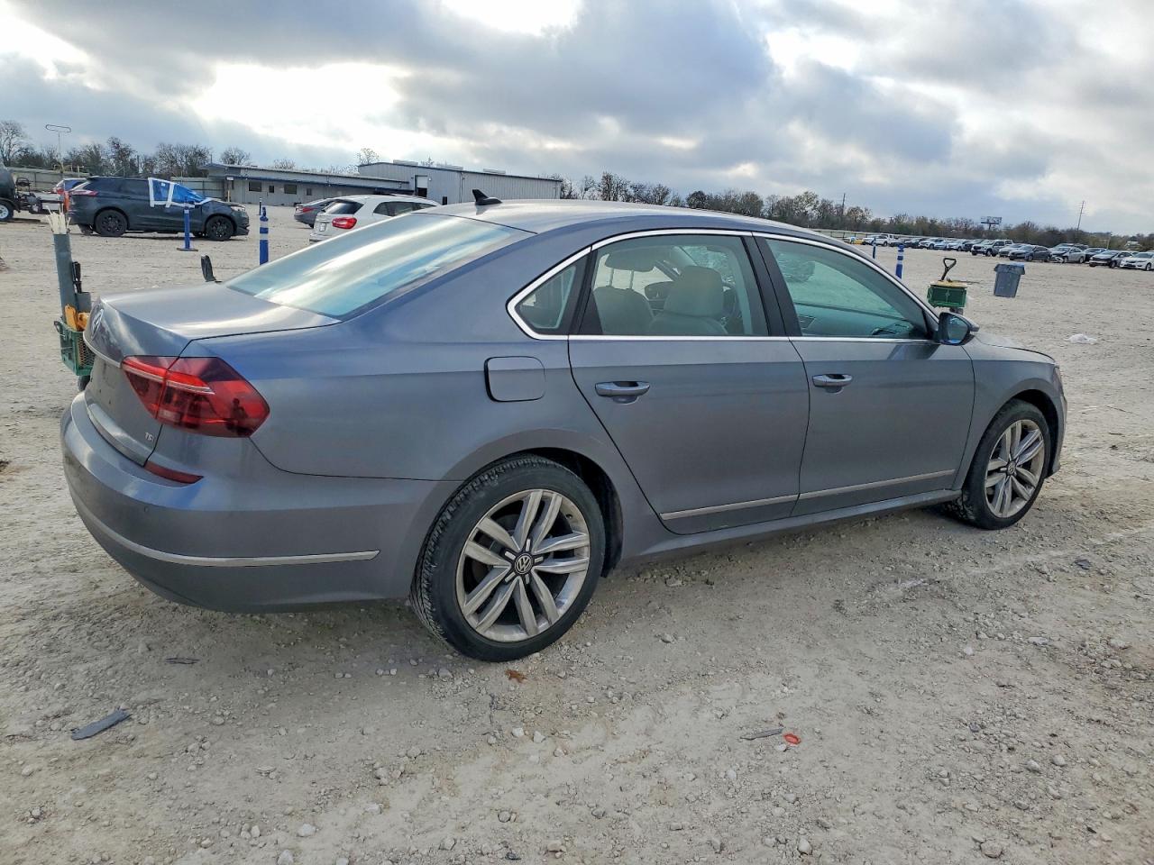 2017 VOLKSWAGEN PASSAT SE photo 3