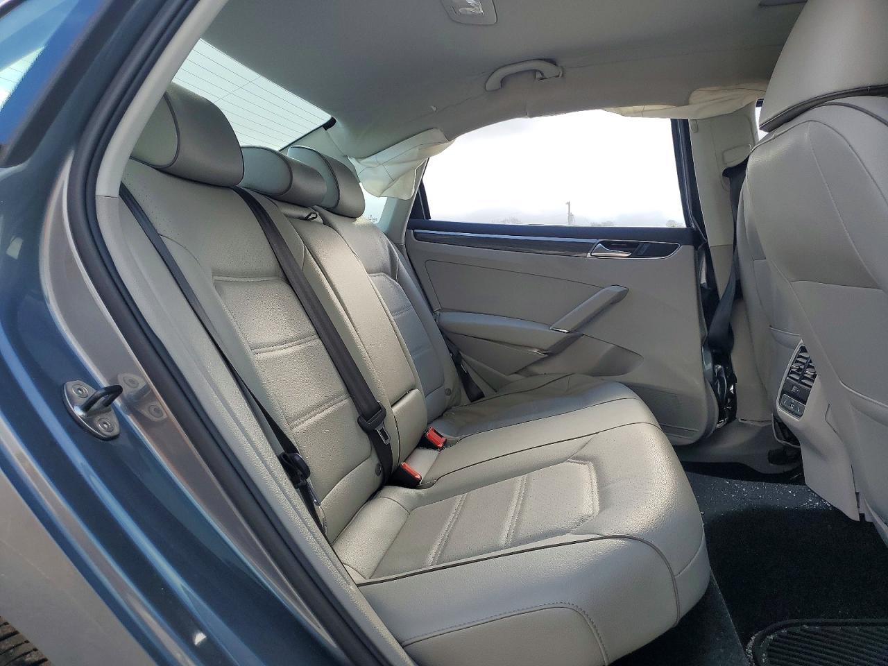 2017 VOLKSWAGEN PASSAT SE photo 10