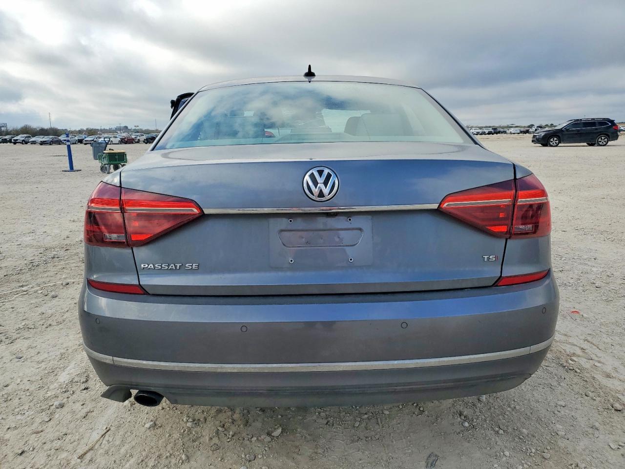 2017 VOLKSWAGEN PASSAT SE photo 6