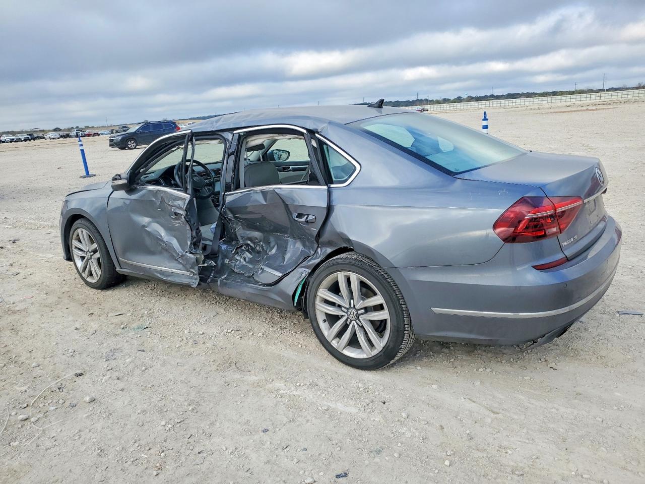2017 VOLKSWAGEN PASSAT SE photo 2