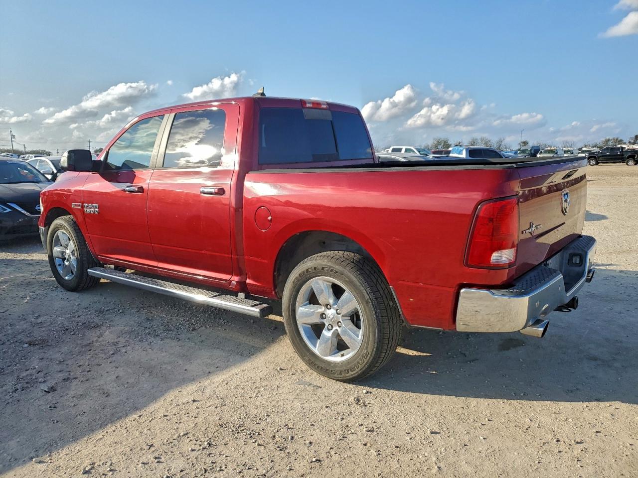 2015 RAM 1500 SLT photo 3