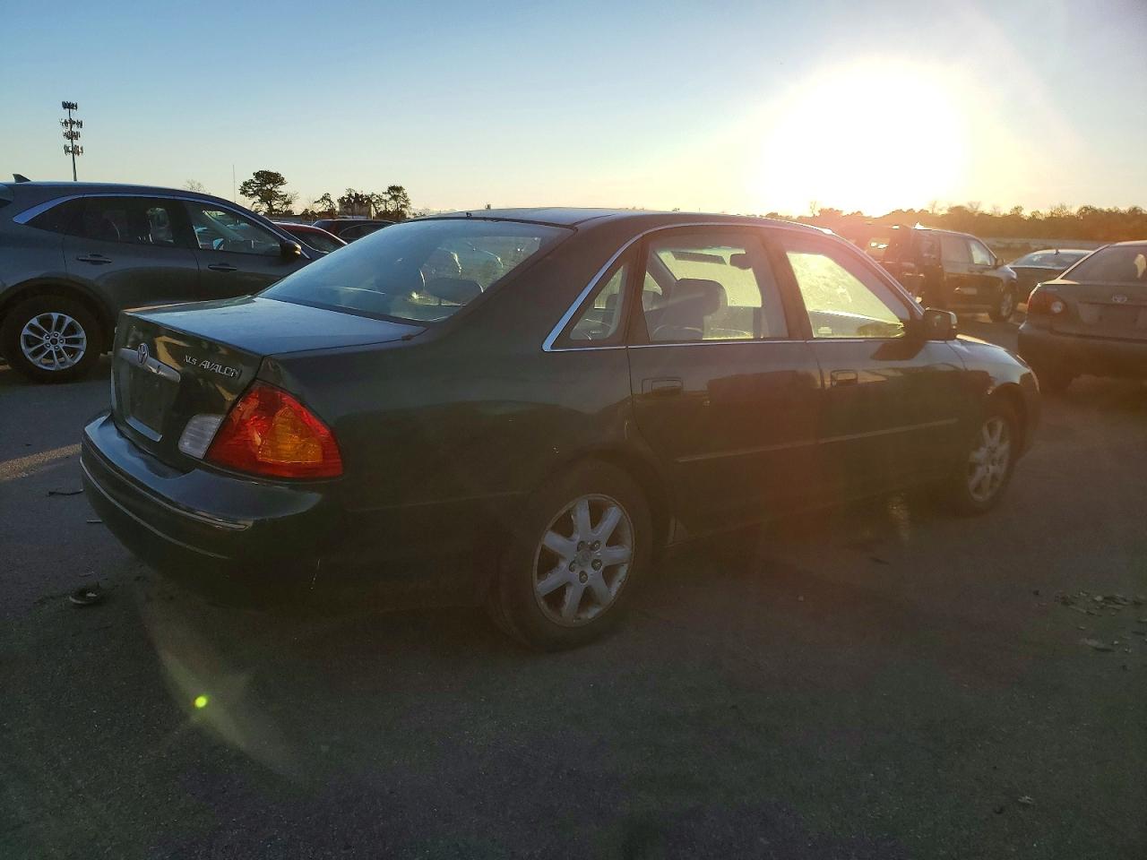 2000 TOYOTA AVALON XL photo 3