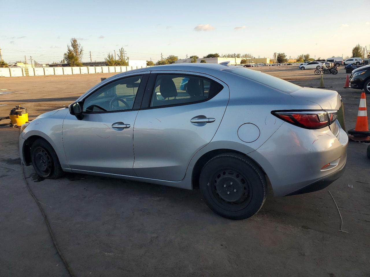 2019 TOYOTA YARIS L photo 2