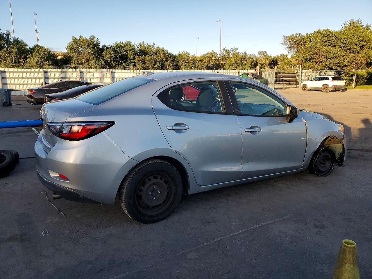 2019 TOYOTA YARIS L photo 3