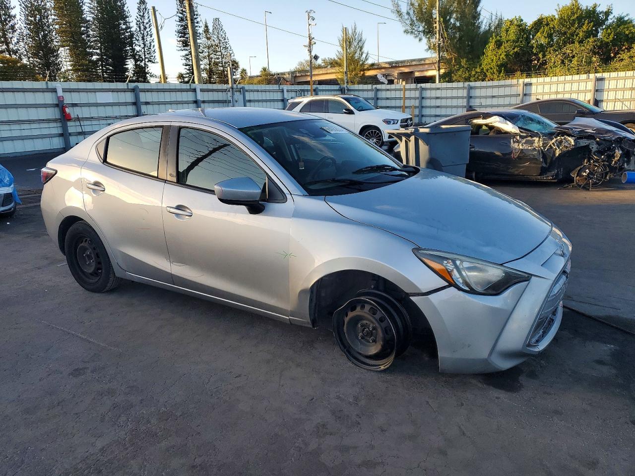 2019 TOYOTA YARIS L photo 4