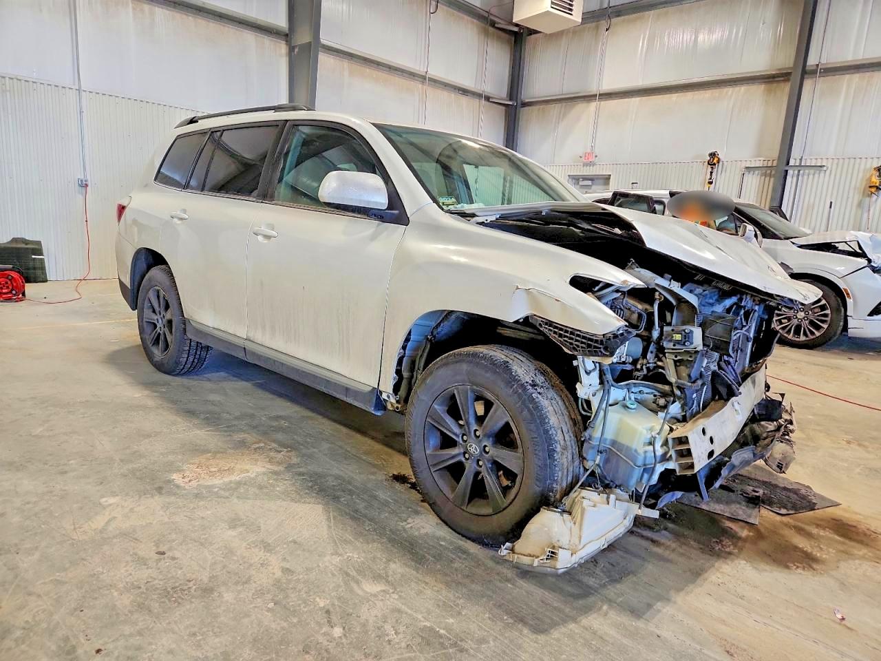 2013 TOYOTA HIGHLANDER BASE photo 4