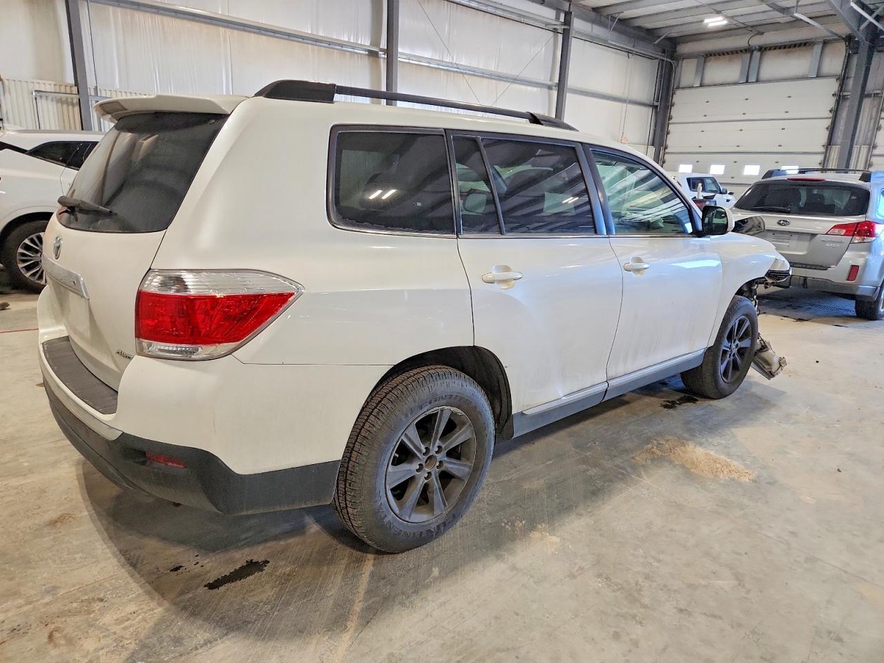 2013 TOYOTA HIGHLANDER BASE photo 3