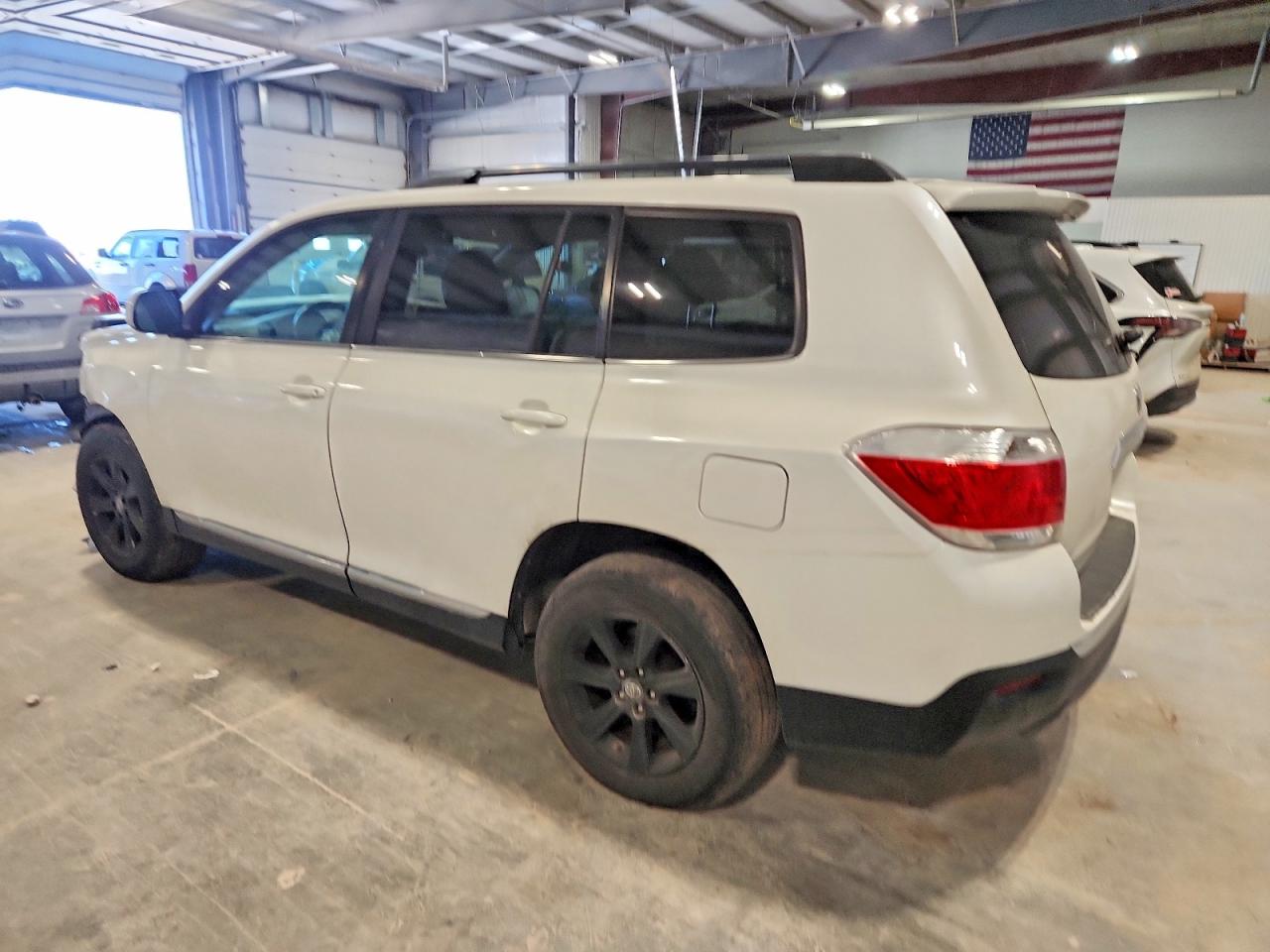 2013 TOYOTA HIGHLANDER BASE photo 2