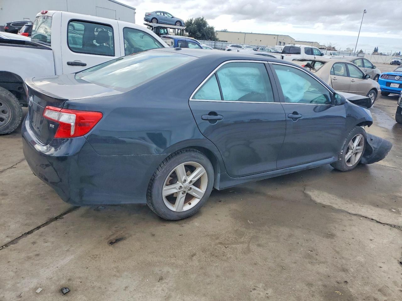 2014 TOYOTA CAMRY L photo 3
