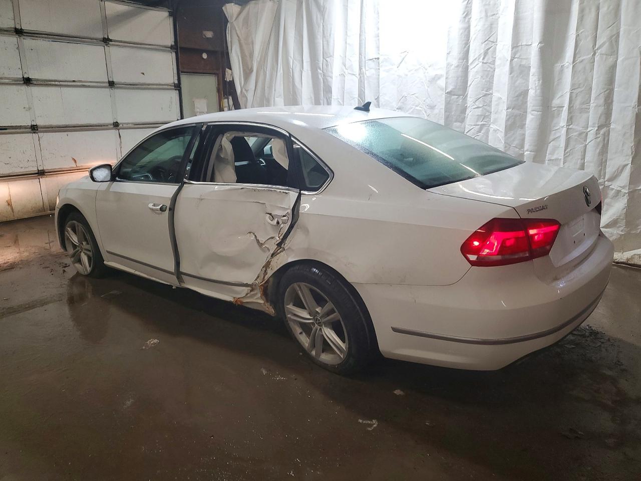 2014 VOLKSWAGEN PASSAT SEL photo 2