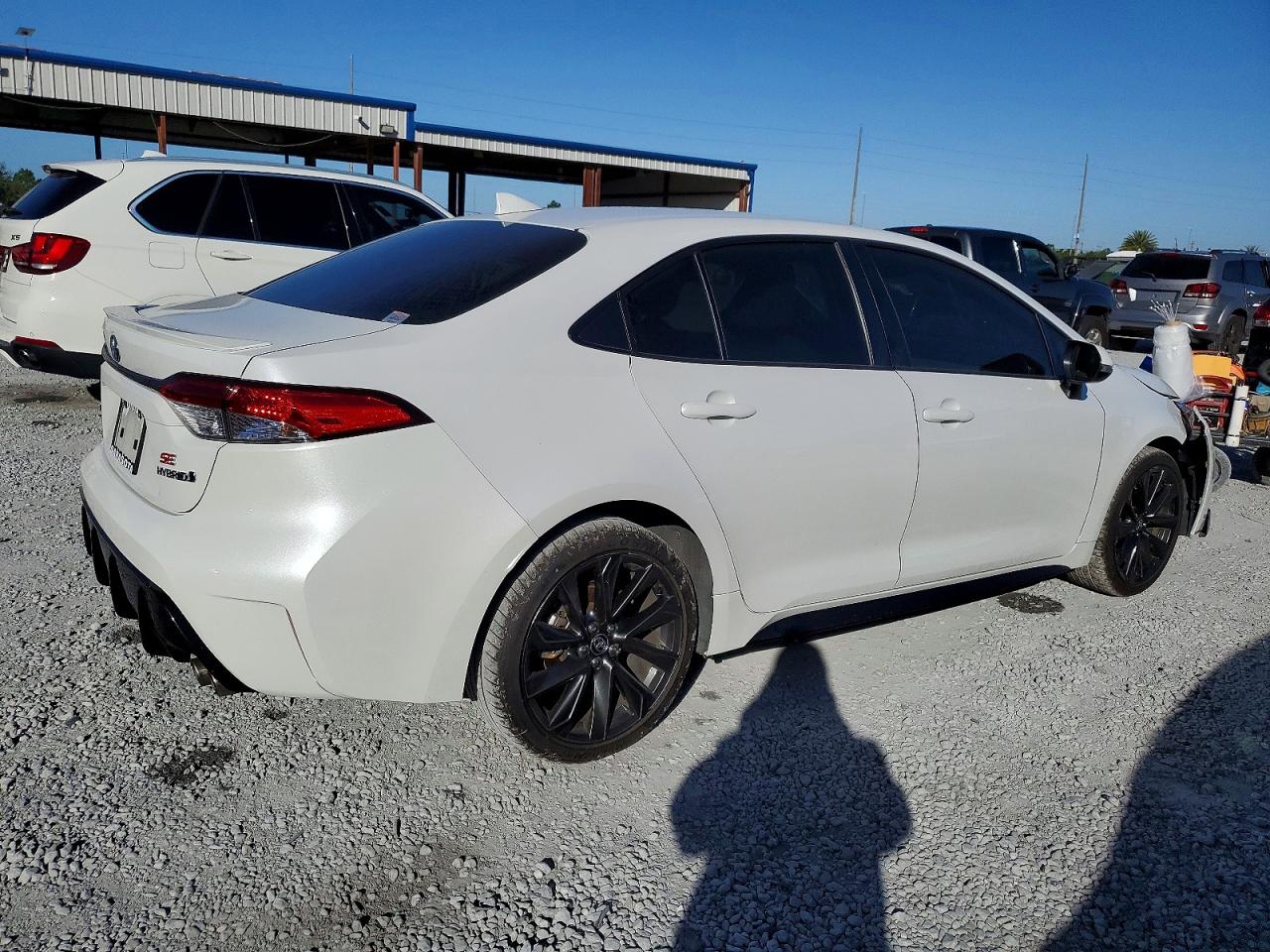 2024 TOYOTA COROLLA LE photo 3