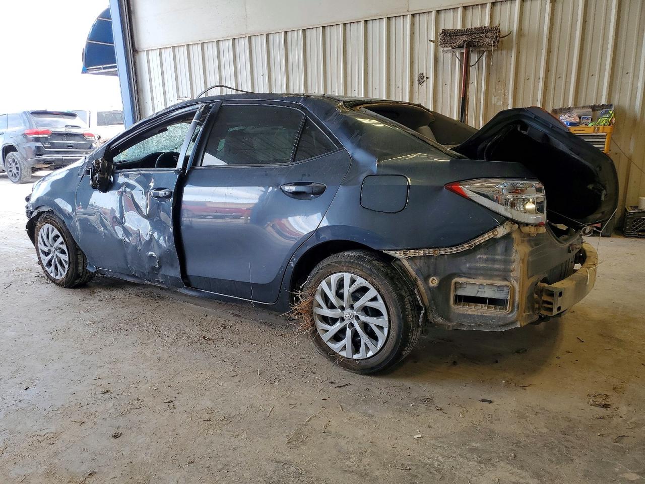 2017 TOYOTA COROLLA LE photo 2