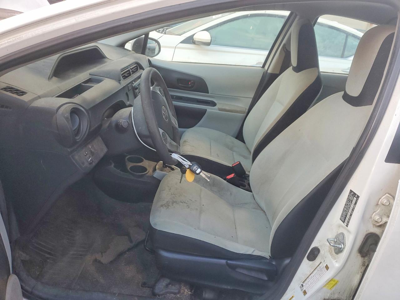 2013 TOYOTA PRIUS C photo 7