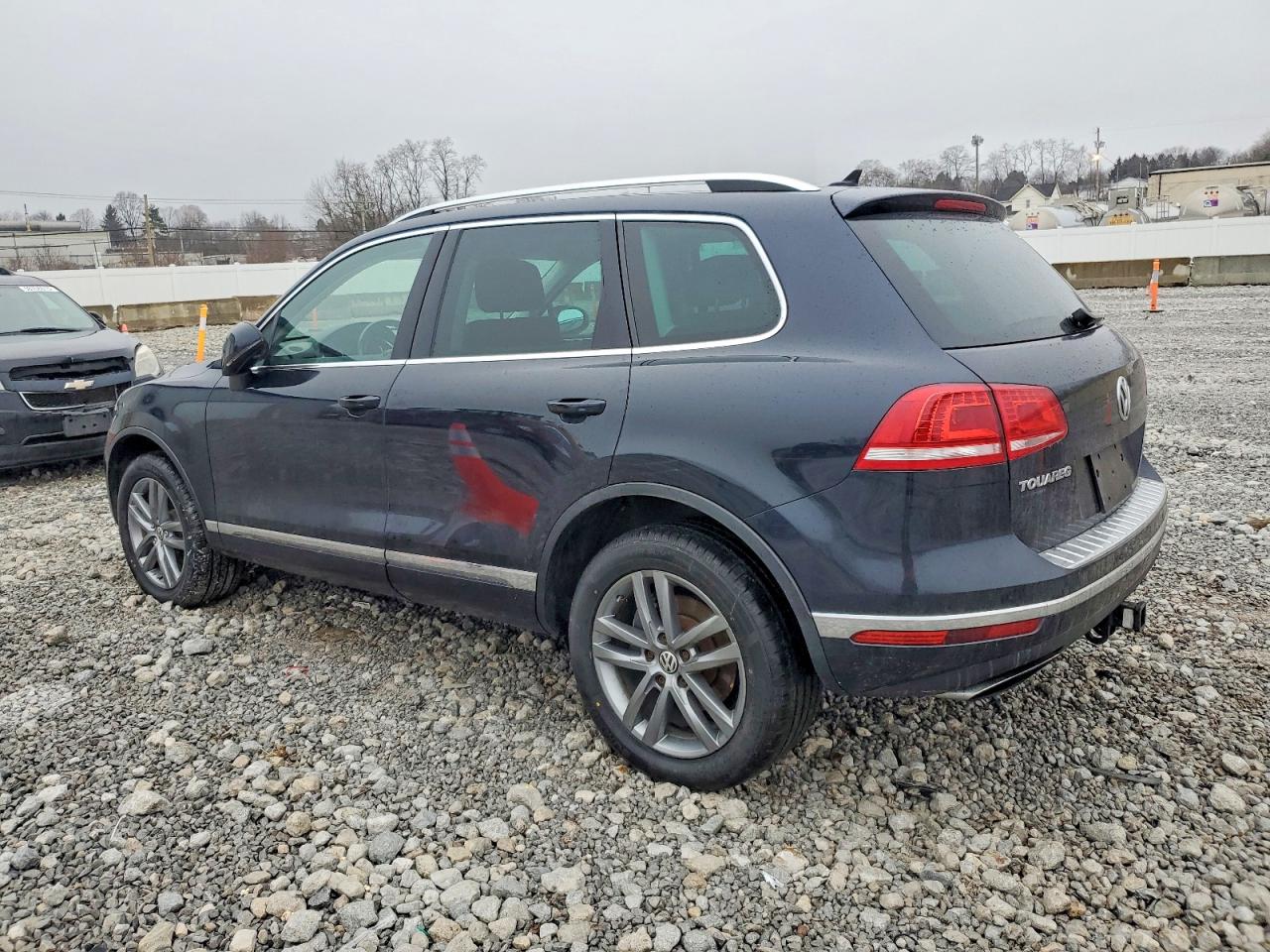 2016 VOLKSWAGEN TOUAREG SPORT photo 2