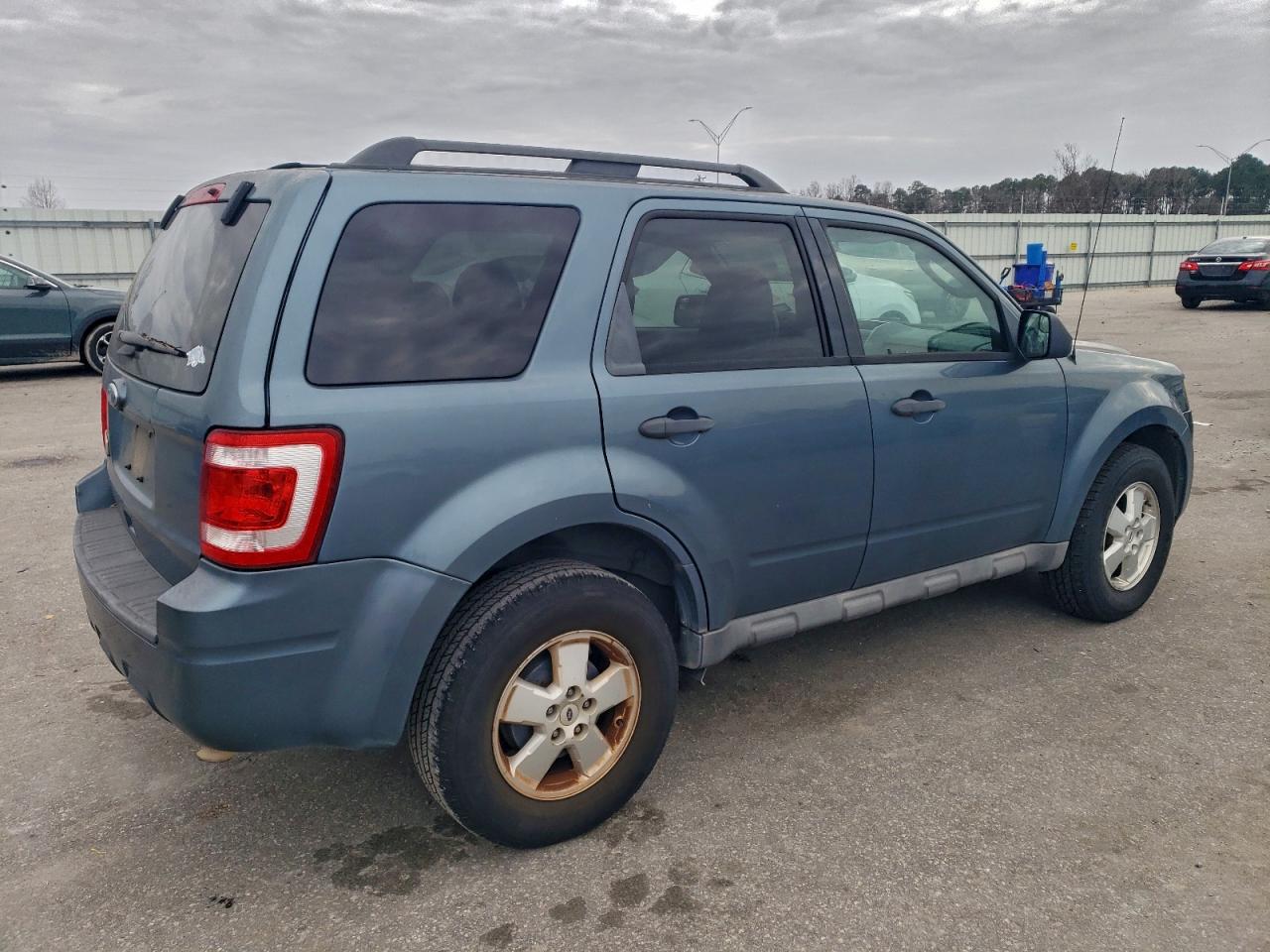 2011 FORD ESCAPE XLT photo 3