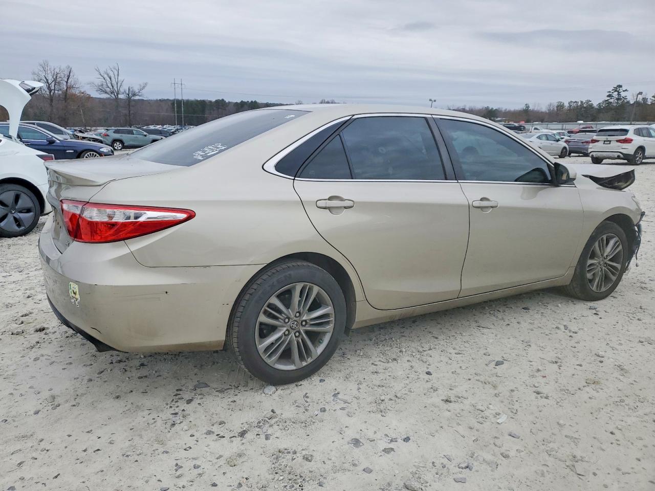 2015 TOYOTA CAMRY LE photo 3
