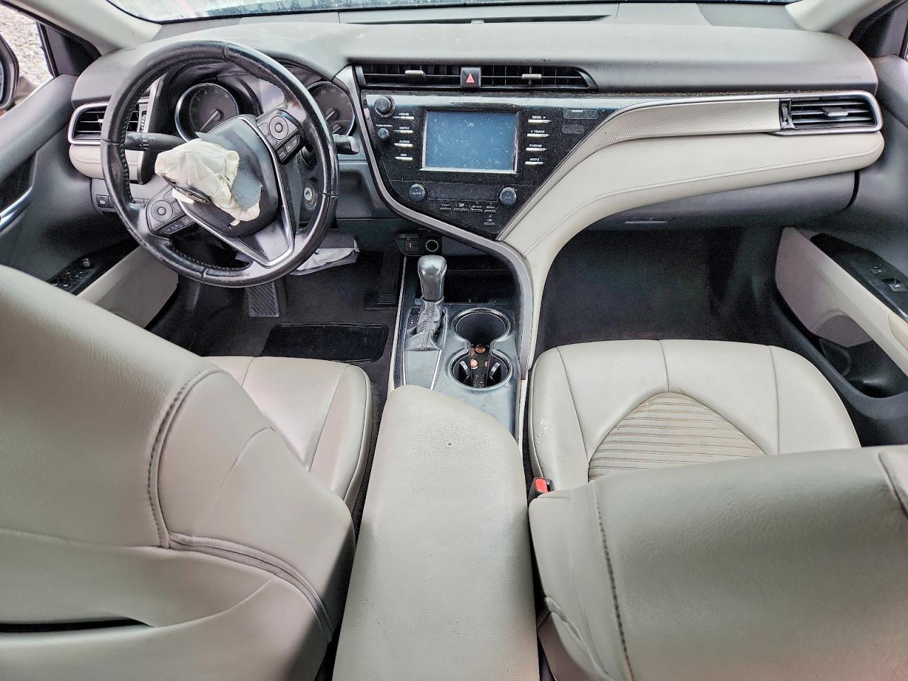 2019 TOYOTA CAMRY SE photo 8