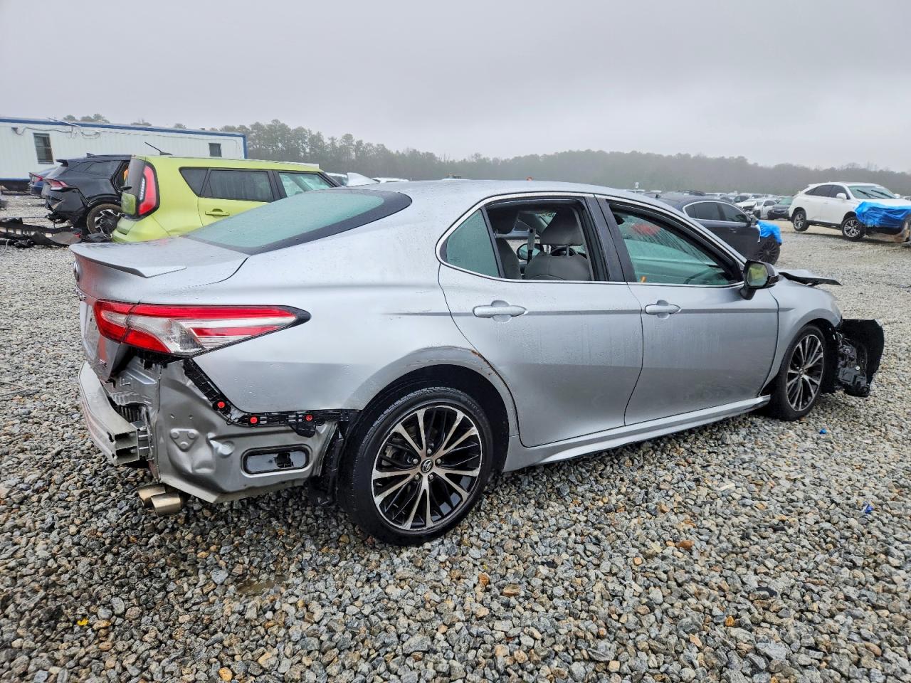 2019 TOYOTA CAMRY SE photo 3