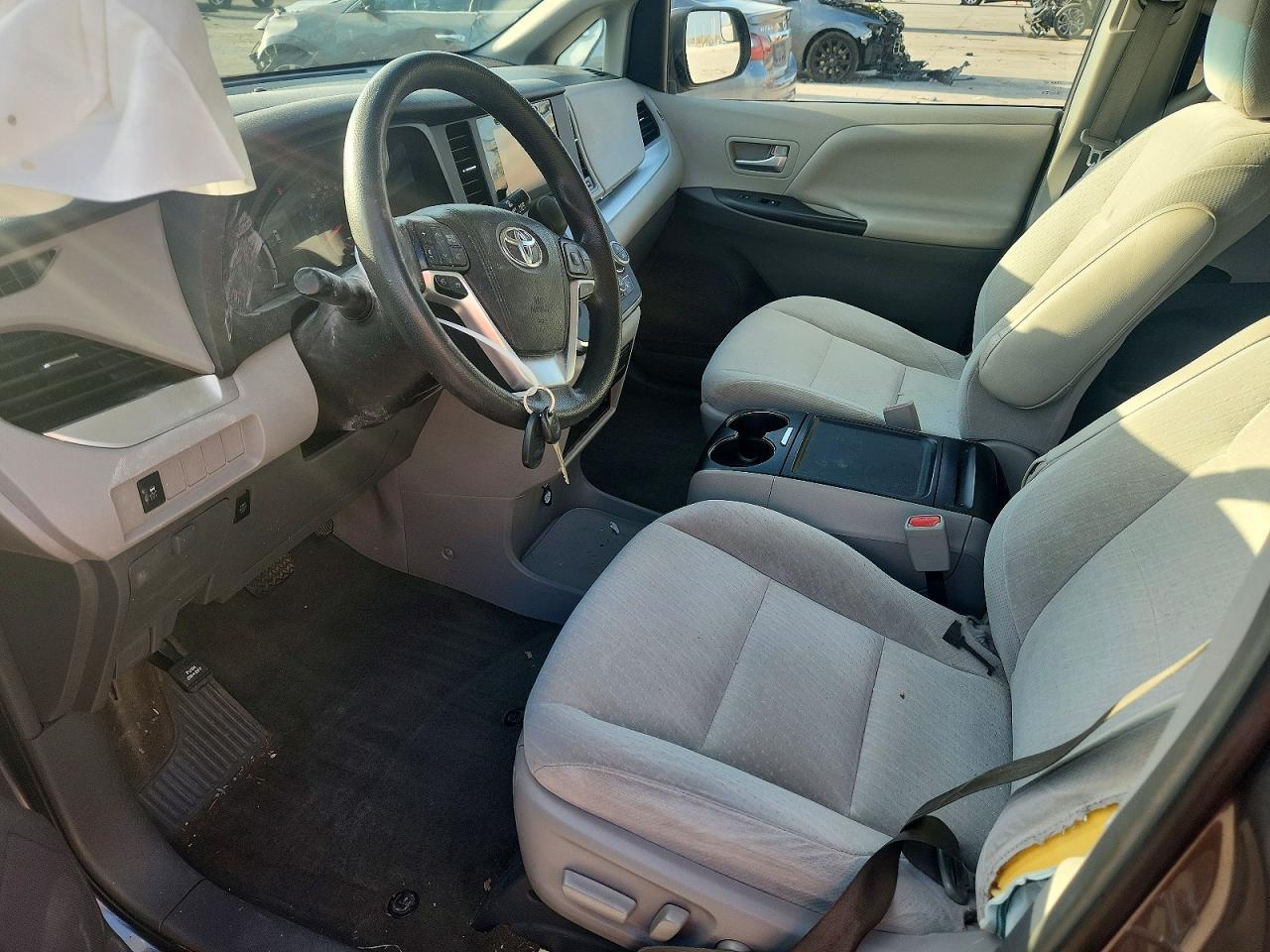 2017 TOYOTA SIENNA photo 7