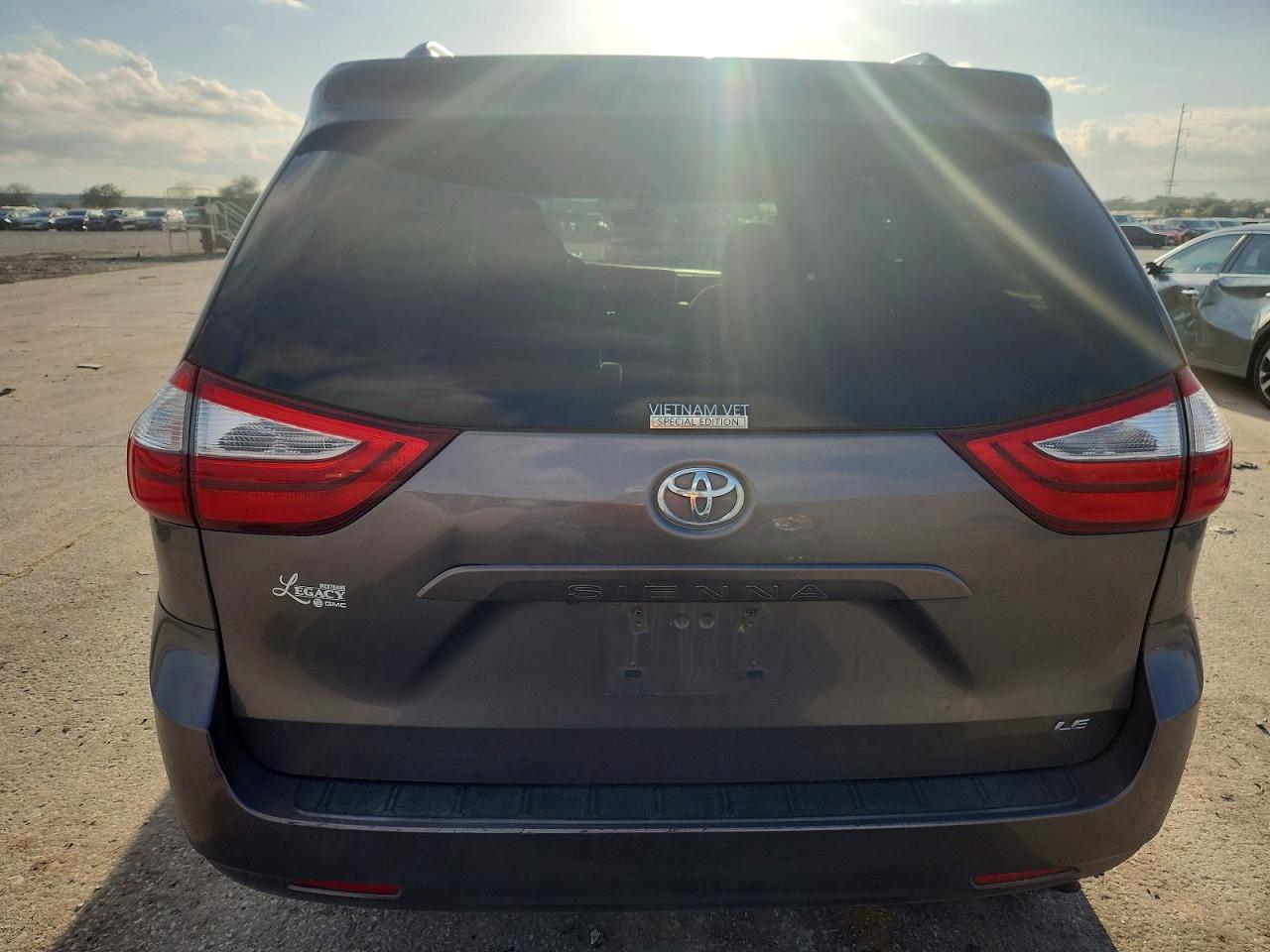 2017 TOYOTA SIENNA photo 6