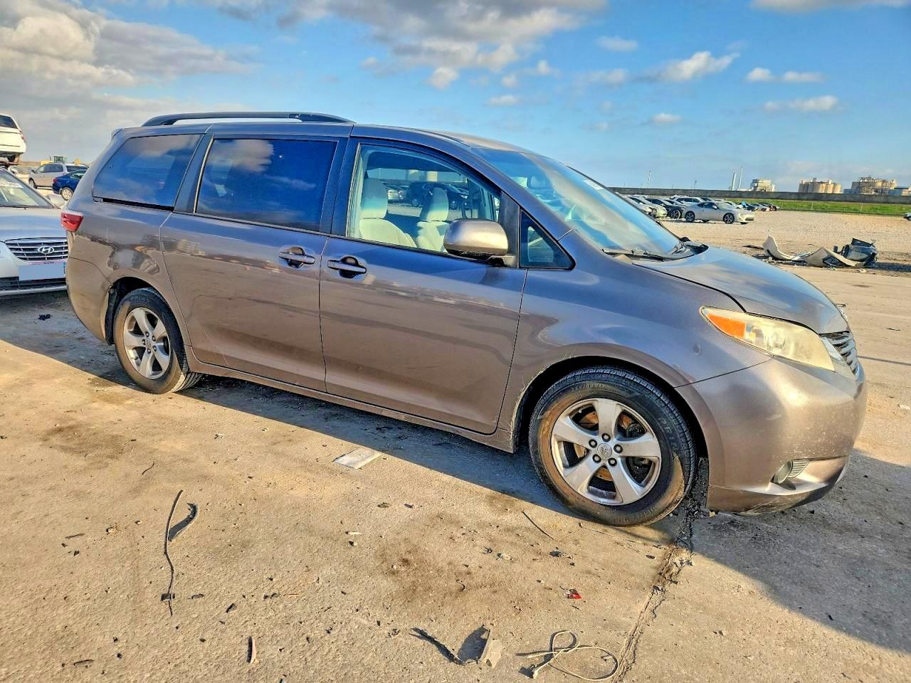 2017 TOYOTA SIENNA photo 4