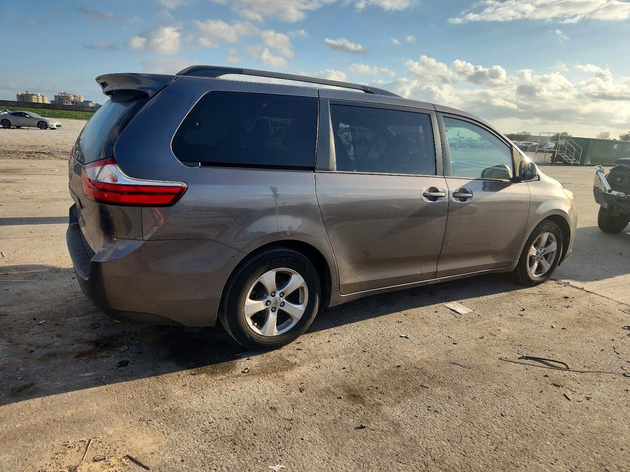 2017 TOYOTA SIENNA photo 3