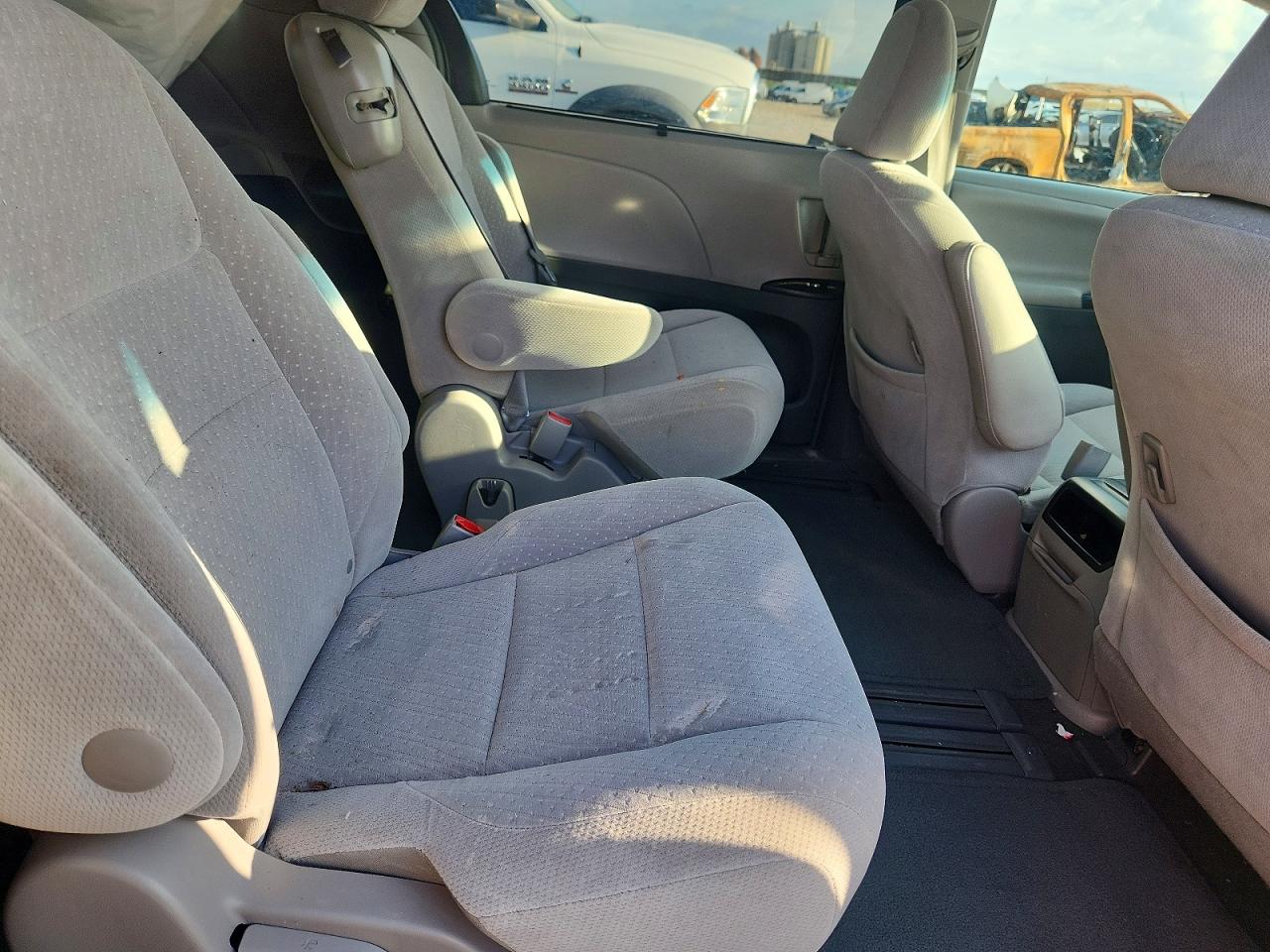 2017 TOYOTA SIENNA photo 11