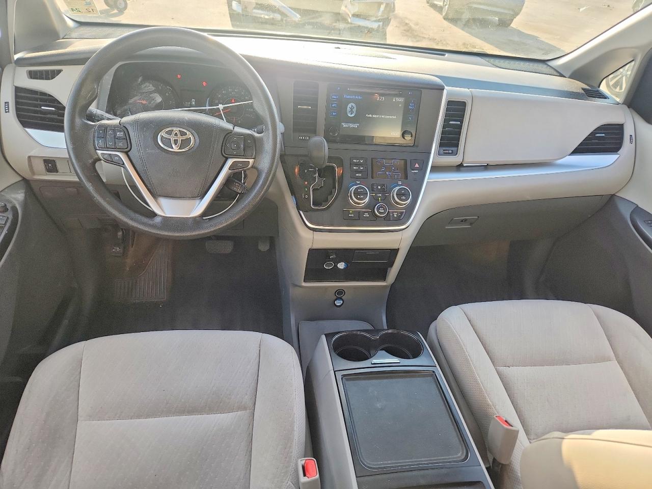2017 TOYOTA SIENNA photo 8
