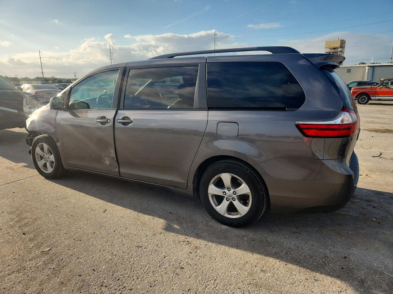 2017 TOYOTA SIENNA photo 2