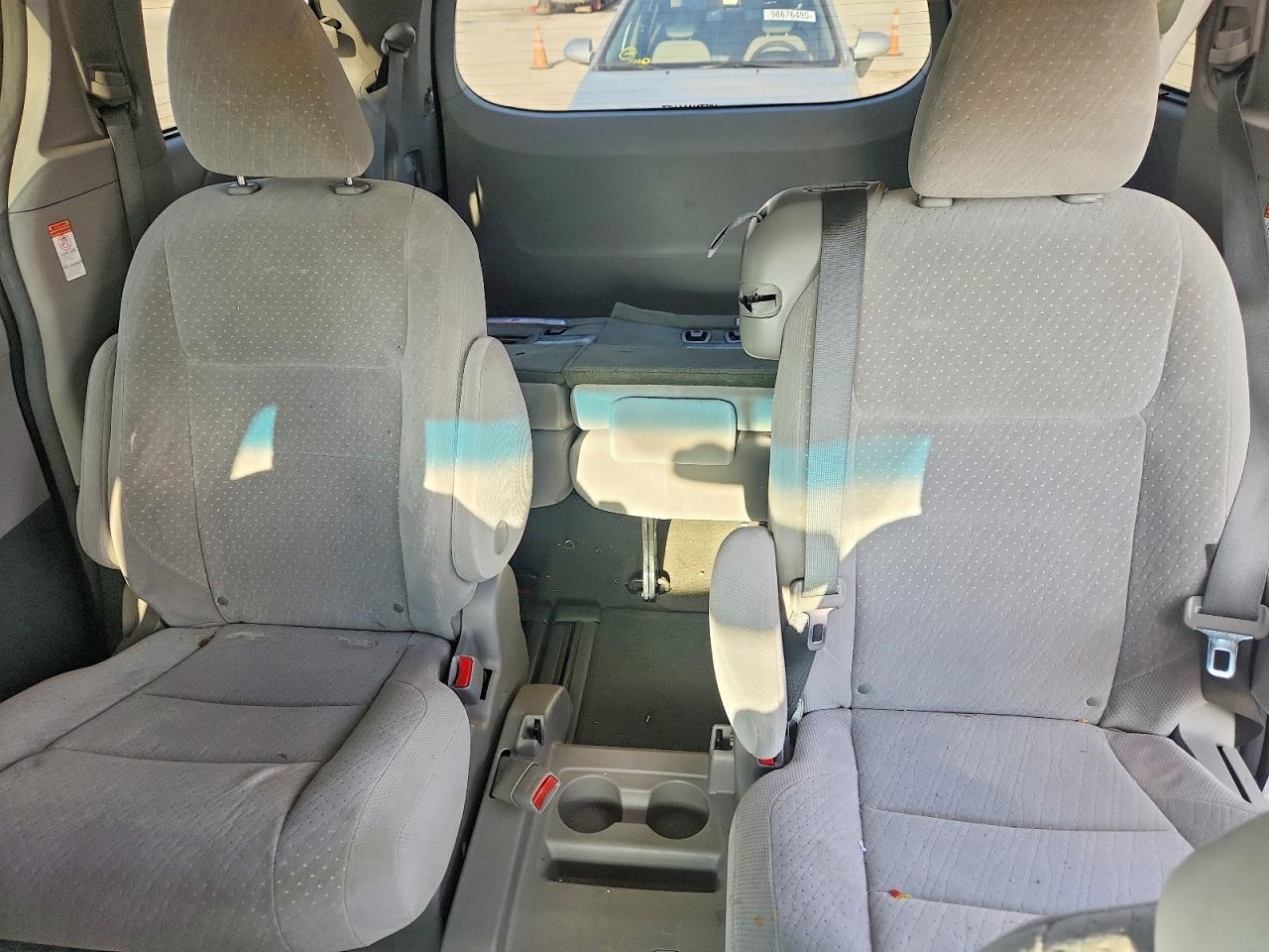 2017 TOYOTA SIENNA photo 10