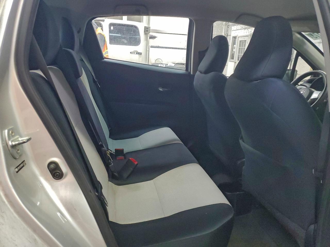 2012 TOYOTA YARIS photo 10