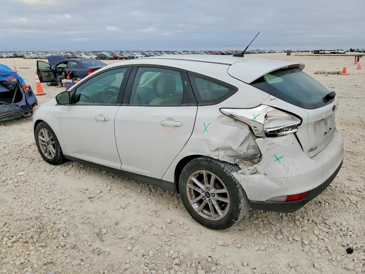 2018 FORD FOCUS SE photo 2
